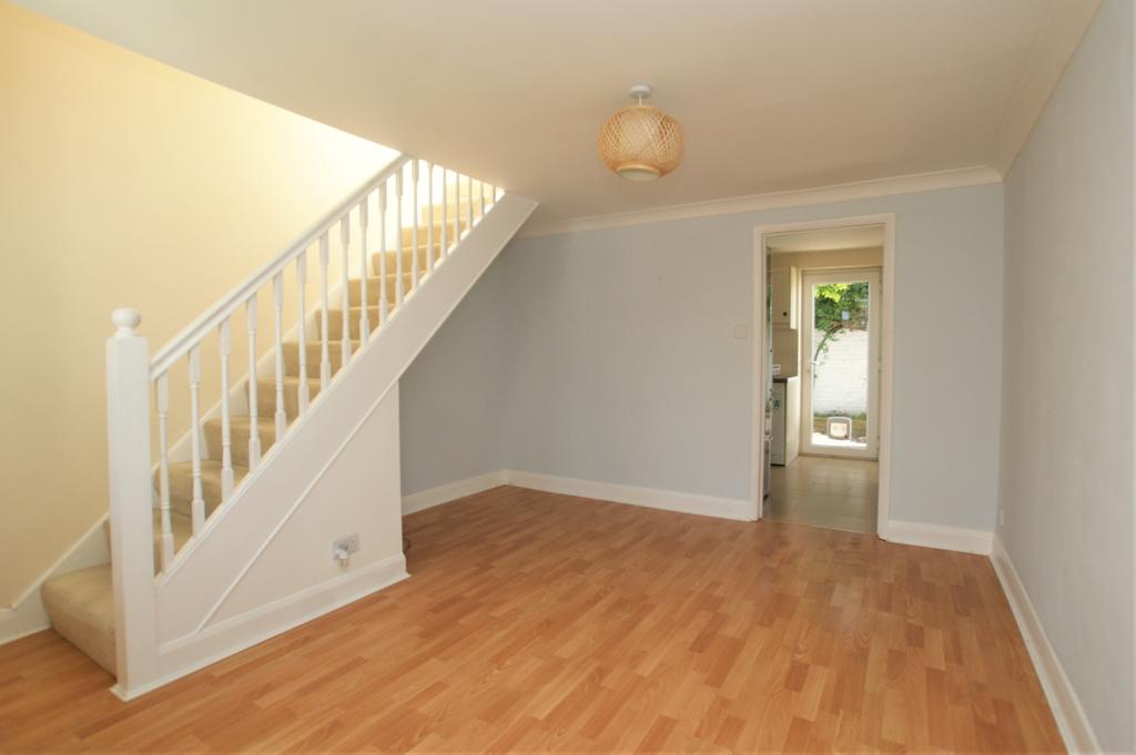 Primrose Road, Hersham KT12 3 bed semidetached house £1,750 pcm (£