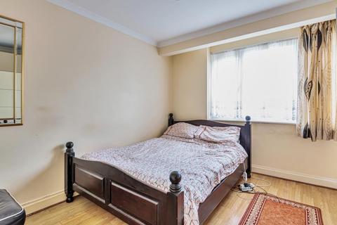 24 Riverdene, Edgware, HA8 9TD