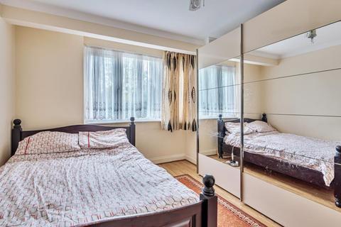 24 Riverdene, Edgware, HA8 9TD