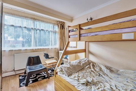 24 Riverdene, Edgware, HA8 9TD