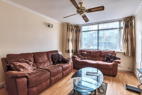 24 Riverdene, Edgware, HA8 9TD