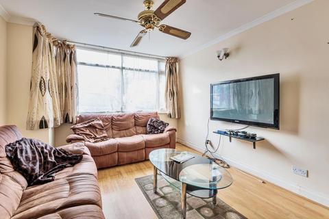 24 Riverdene, Edgware, HA8 9TD