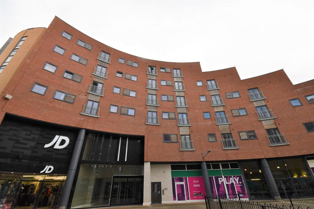 Eagles Court, Wrexham, LL13 2 bed flat £700 pcm (£162 pw)