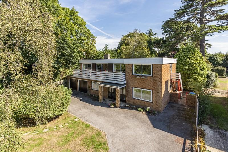 Hamble Close, Warsash, Southampton, Hampshire. SO31 9GT 4 bed detached