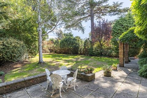 3 Hamble Close, Warsash, Southampton, SO31 9GT