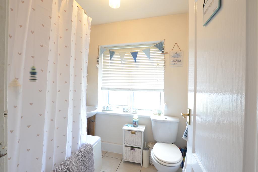 b Avenue, Westlea, Seaham, Co. Durham, SR7 2 bed semidetached house £650 pcm (£150 pw)
