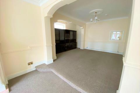 7 bedroom semi-detached house to rent, Dymoke Road Hornchurch RM11 1AA