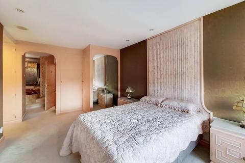 3 bedroom flat for sale - Coniston Court, Edgware, HA8