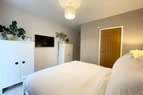 2 bedroom flat for sale - Holtye Avenue, East Grinstead, West Sussex