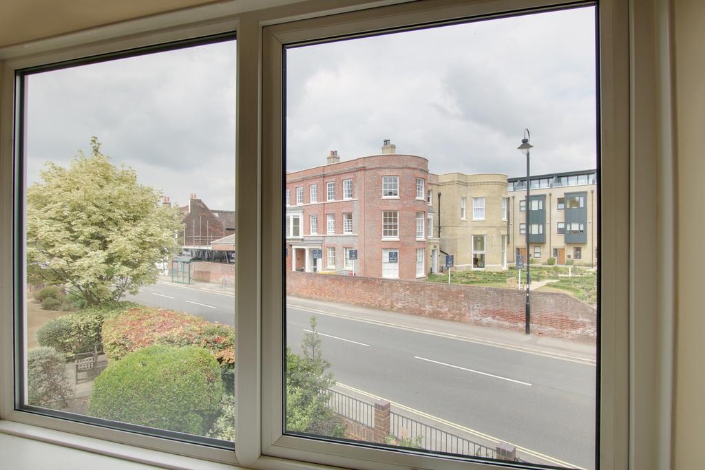 CEDAR COURT, FAREHAM 2 bed retirement property £110,000