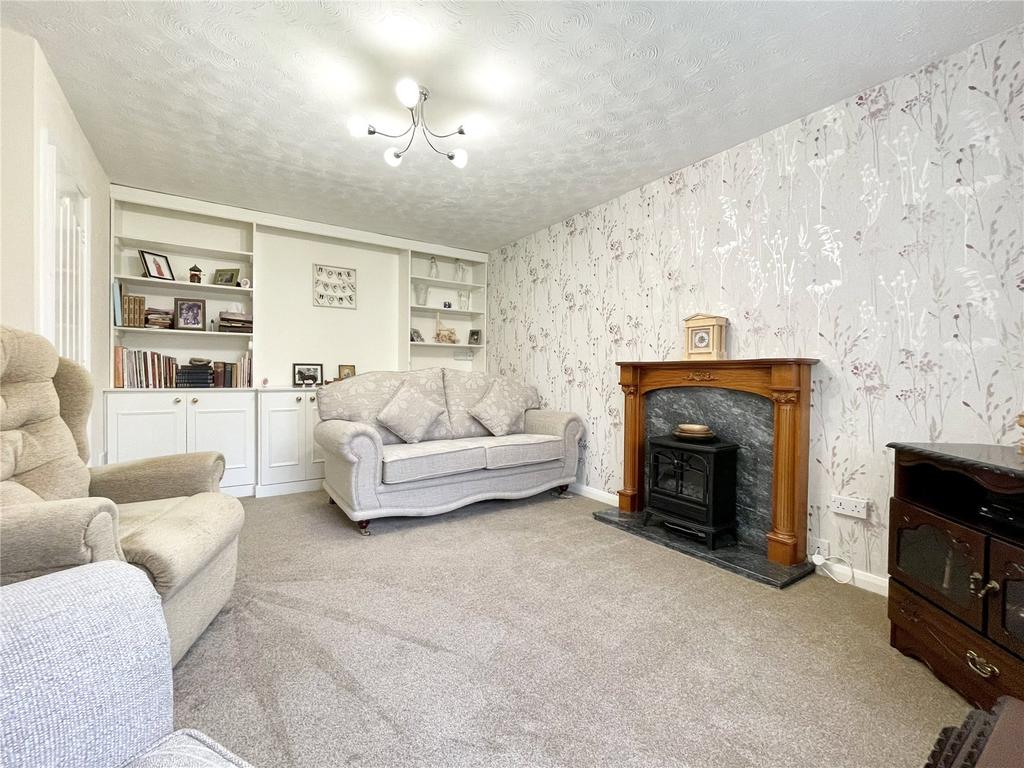 Camberwell Drive, AshtonunderLyne... 2 bed semidetached bungalow £