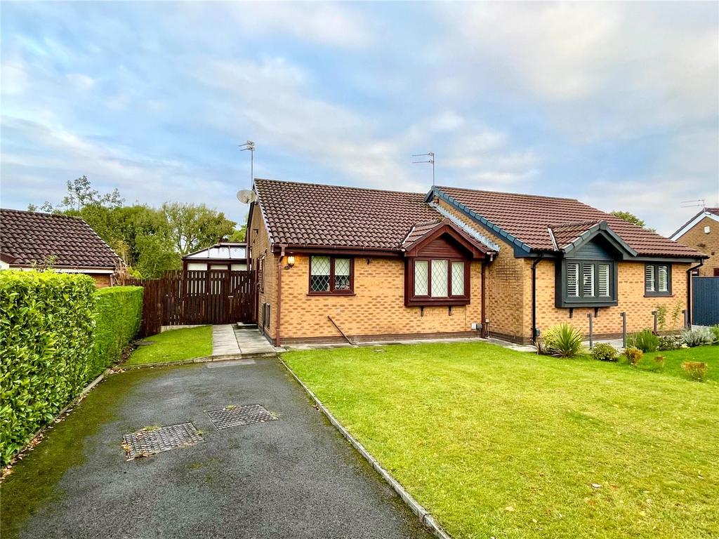 Camberwell Drive, AshtonunderLyne... 2 bed semidetached bungalow £