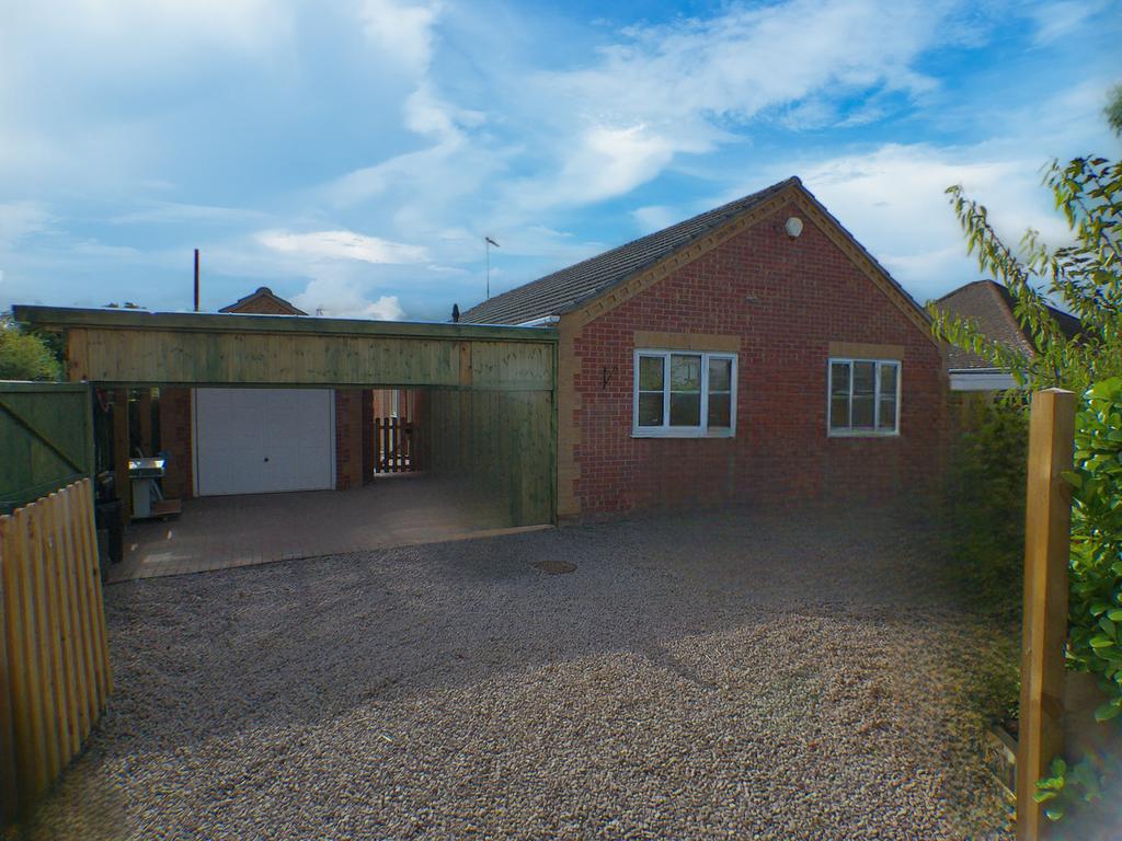 Leverington Common, Wisbech, PE13 3 bed detached bungalow £299,750
