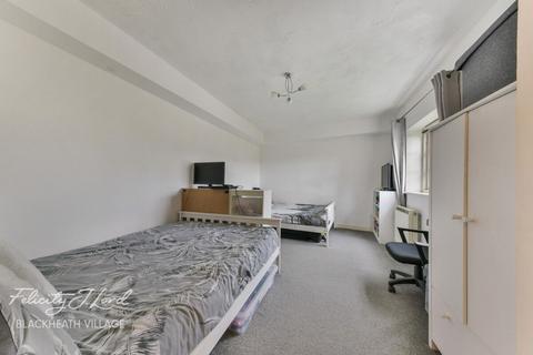 2 bedroom apartment for sale, Gilbert Close, London, SE18