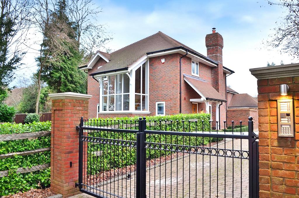 Felbridge, East Grinstead, West Sussex, RH19 3 bed detached house for