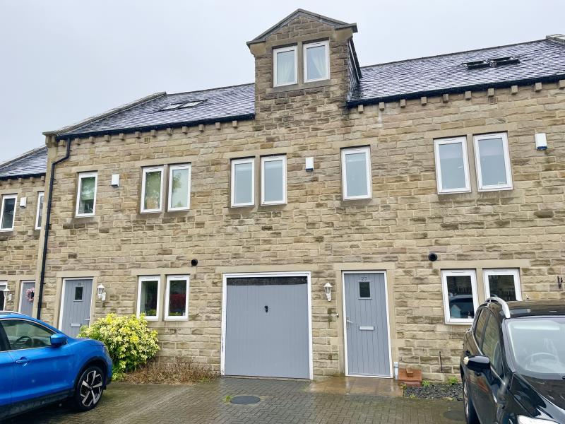 27 Towngate Fold, Meltham, Holmfirth... 4 bed townhouse £900 pcm (£208 pw)