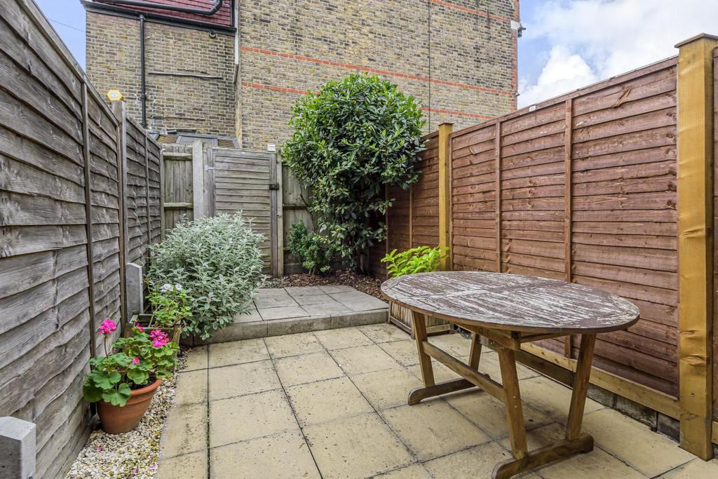 Penwith Road, Earlsfield 3 bed flat for sale £700,000