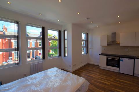 Studio to rent, Larch Road