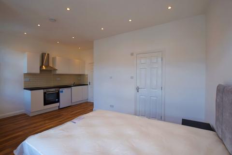 Studio to rent, Larch Road