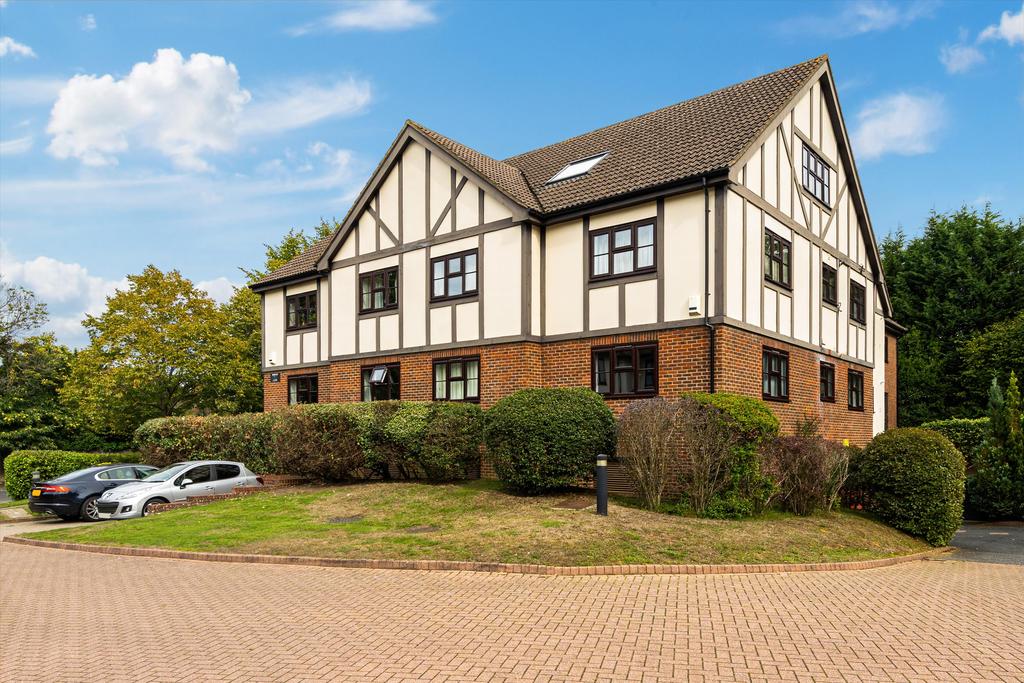 White Lodge Close, Sevenoaks, Kent, TN13 2 bed flat £475,000