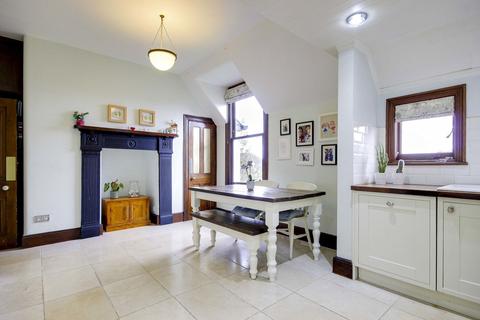 Flat 11, Albert Mansions Crouch Hill, London, N8 9RE