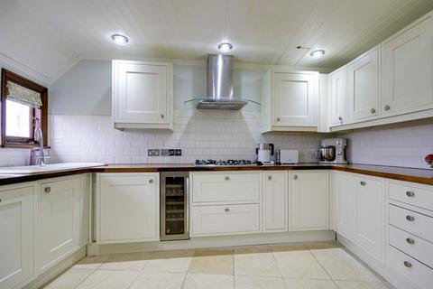 Flat 11, Albert Mansions Crouch Hill, London, N8 9RE