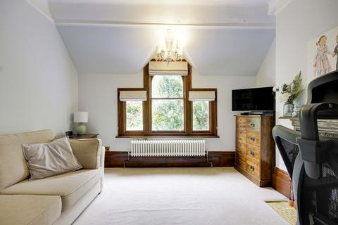Flat 11, Albert Mansions Crouch Hill, London, N8 9RE