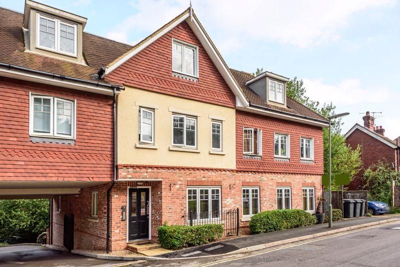 Kings Road, Haslemere 2 bed apartment £1,150 pcm (£265 pw)