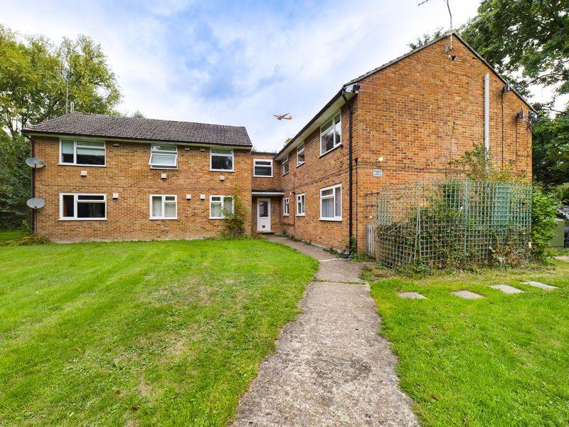 Green Lane, Horley 2 bed apartment £190,000