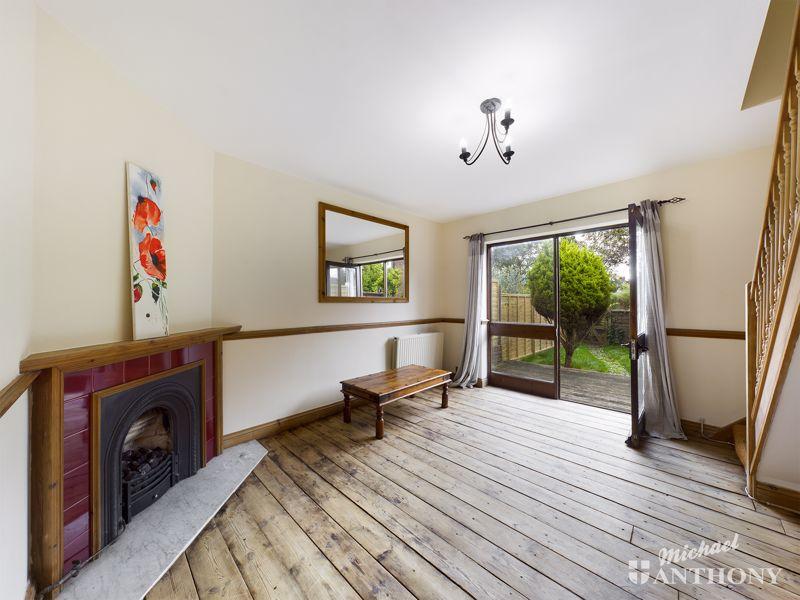 Mandeville Road Aylesbury 2 Bed House 270 000