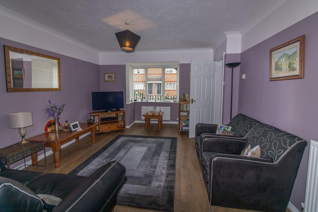 Smart Close, Thorpe Astley, Leicester, LE3 3 bed detached house £280,000