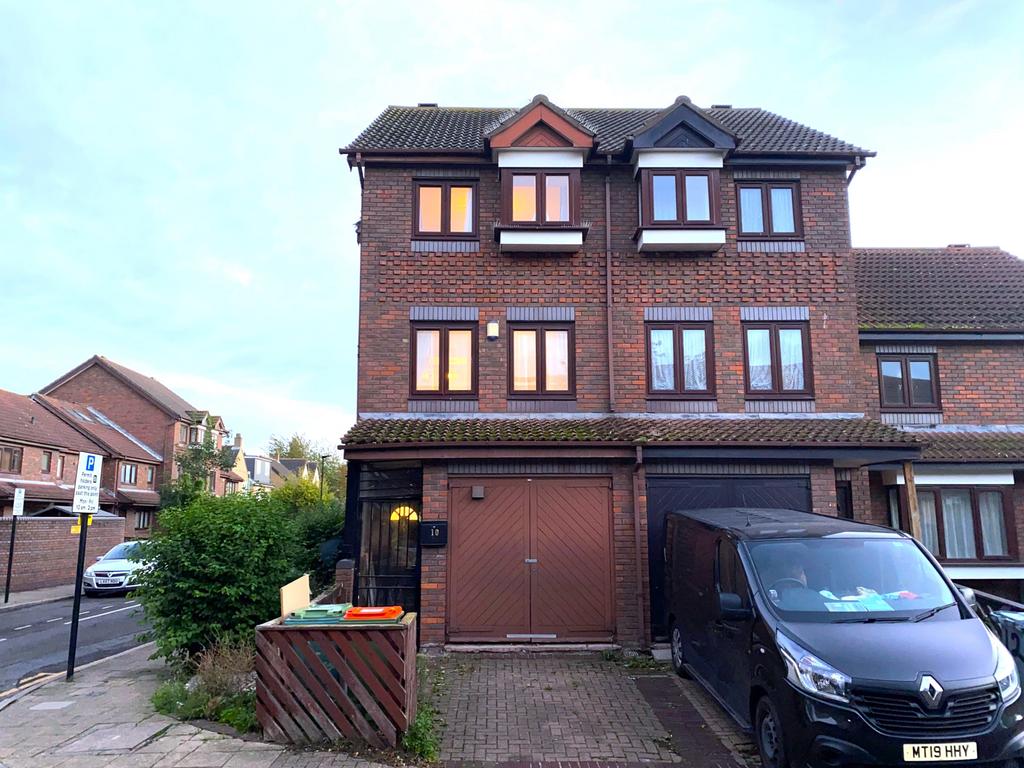 Sorrel Gardens, Beckton, London, E6 4 bed townhouse £2,350 pcm (£542 pw)