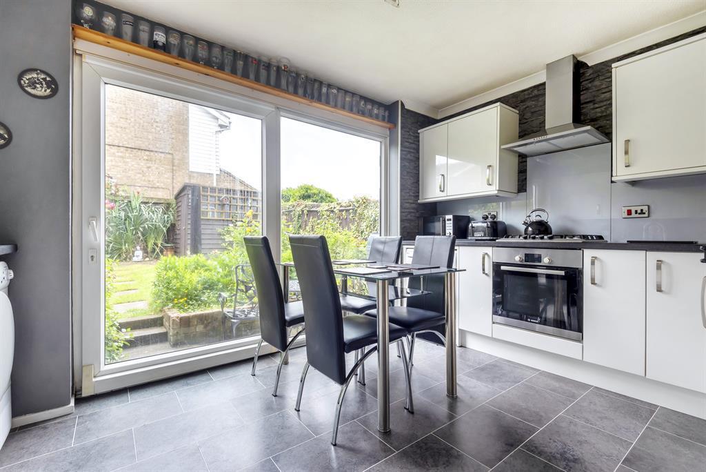 Nightingale Close, Rainham, Gillingham, ME8 8HR 2 bed semidetached