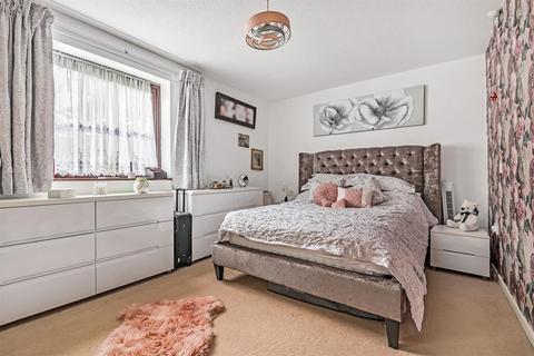 3 bedroom flat for sale - Hopewell Drive, Chatham, ME5 7NN