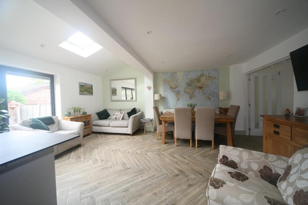 Ridgeway Gardens, Lymm 4 bed semidetached house for sale £450,000