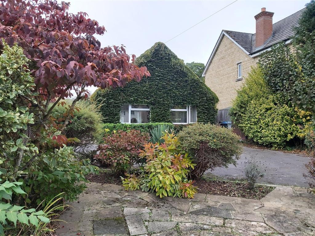 Ducklington Lane, Witney 3 bed detached bungalow £395,000