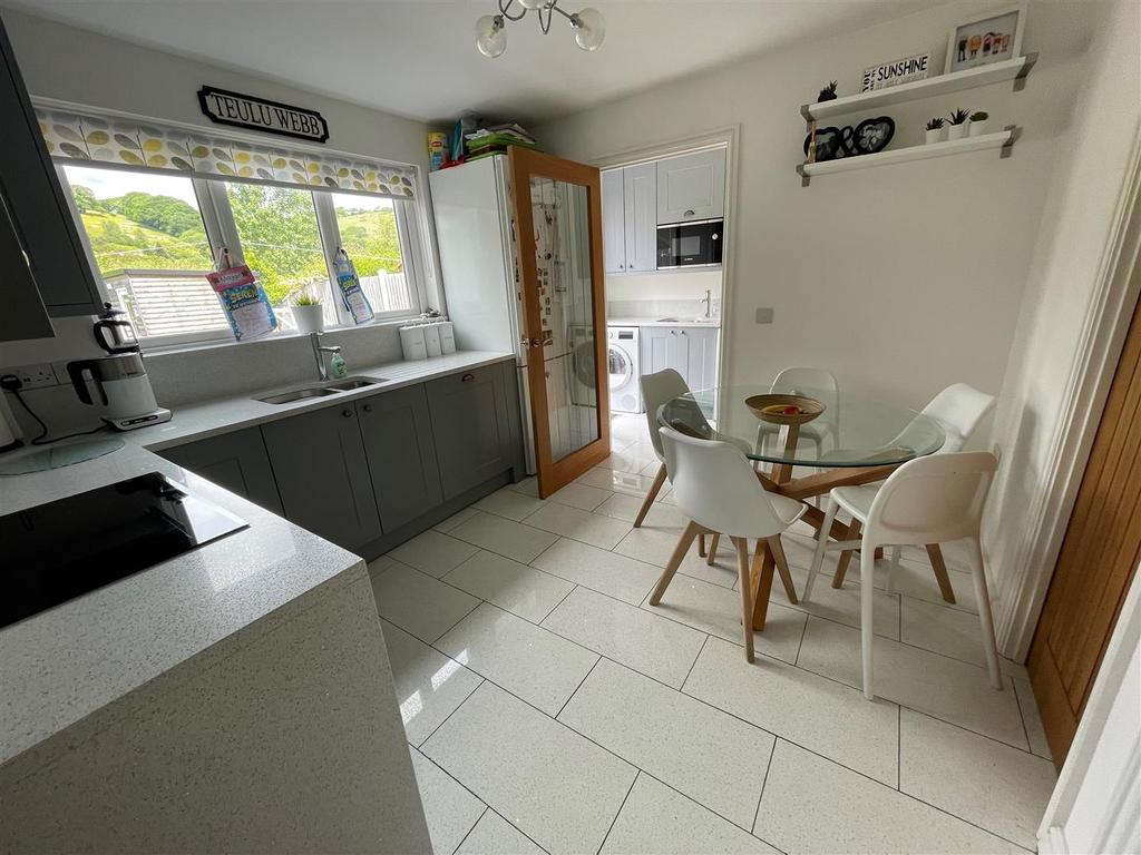 Trem Y Mynydd, Burry Port, Llanelli 4 bed detached house £315,000