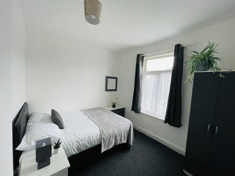 Cecil Street, Walsall 6 bed terraced house £250,000