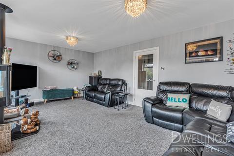 3 Pine Walk, Uttoxeter, ST14 7NL