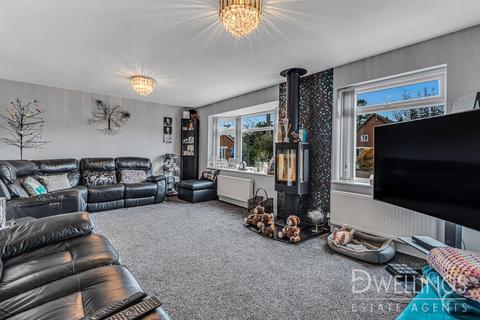 3 Pine Walk, Uttoxeter, ST14 7NL