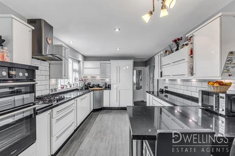 3 Pine Walk, Uttoxeter, ST14 7NL