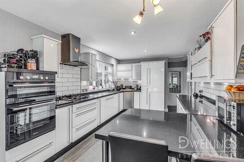3 Pine Walk, Uttoxeter, ST14 7NL