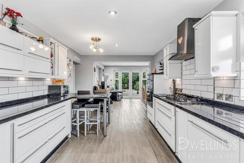 3 Pine Walk, Uttoxeter, ST14 7NL
