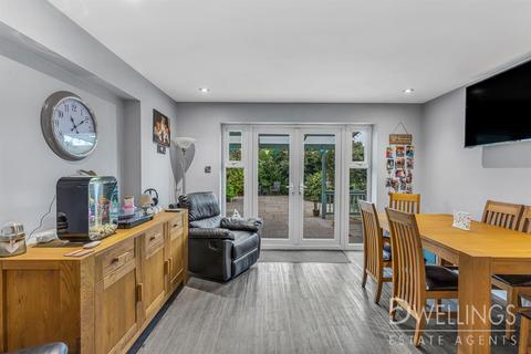 3 Pine Walk, Uttoxeter, ST14 7NL