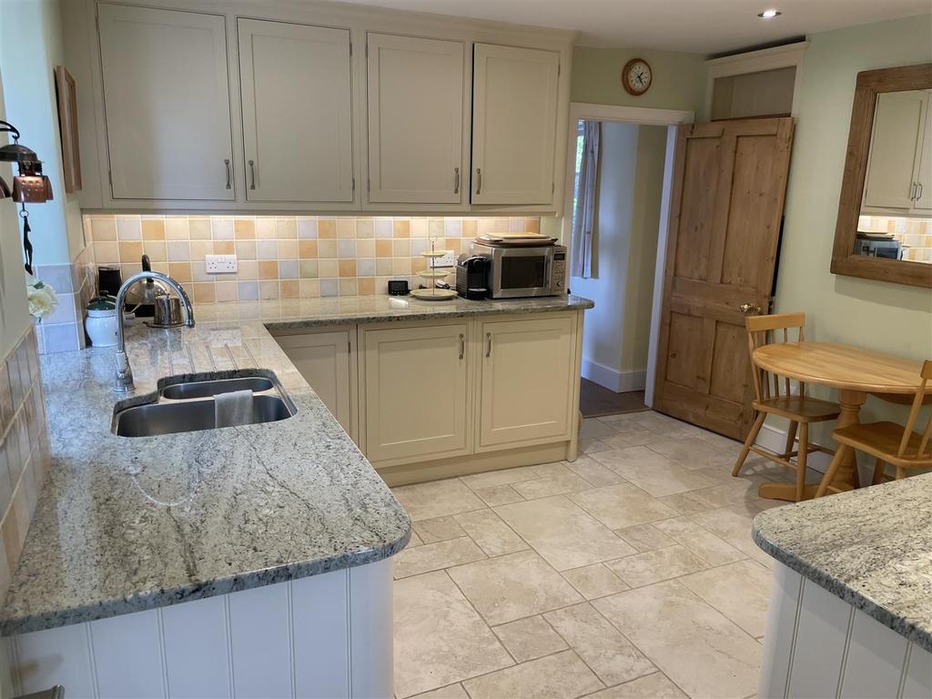 Clapton Row, BourtonOnTheWater... 3 bed end of terrace house £495,000