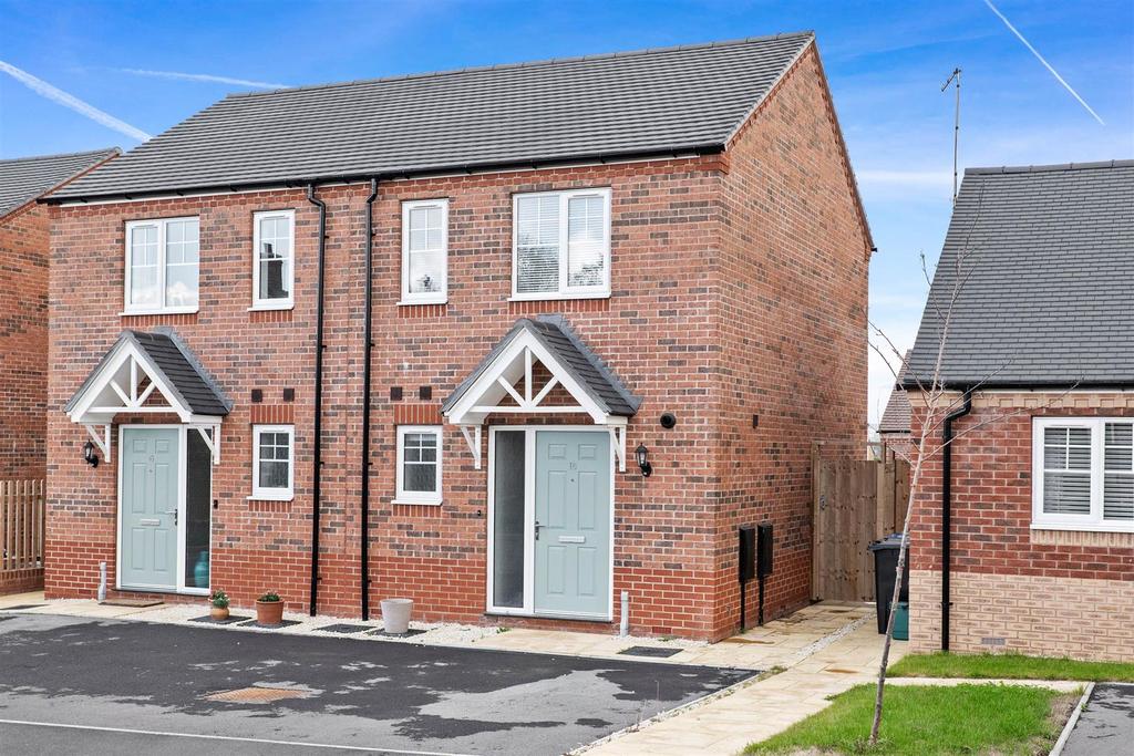 Coe Avenue, ShipstononStour, Warwickshire 2 bed semidetached house