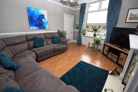 3 bedroom end of terrace house for sale - Manor Lane, Shipley