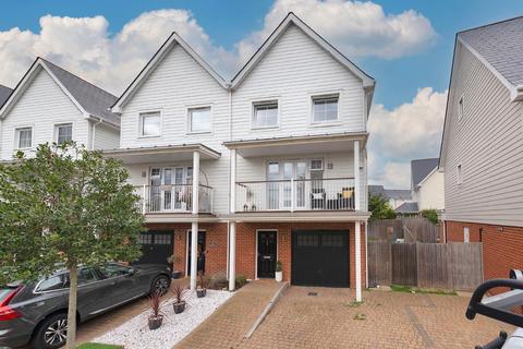 4 bedroom semi-detached house for sale - Whitby Close, Snodland