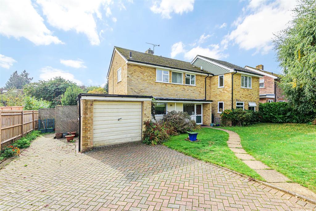 Hazelbank Close, Petersfield 3 bed detached house for sale £800,000