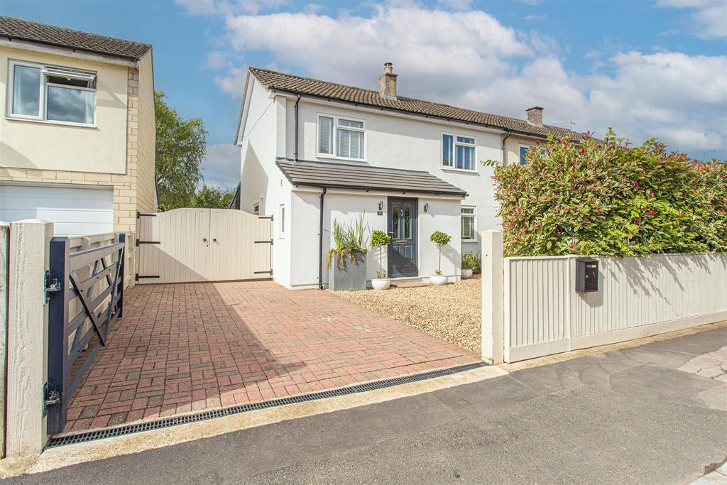 Lypiatt Mead, Corsham 3 bed semidetached house £385,000